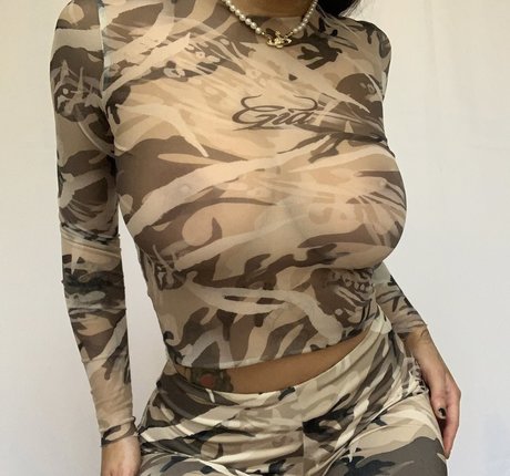 大きなプッシー唇オンリーファンズ ヌード 画像