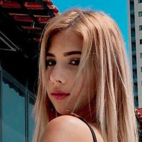 ヌード熟女オンリーファンズ ポルノグラフィック 画像