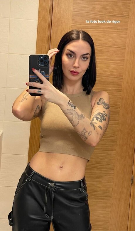 カーリーエボニーオンリーファンズ 無料 写真