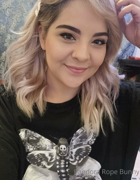 痩せた赤毛のオンリーファンズ 美しいポルノ 写真