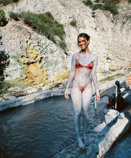 Betsy Alvarez ポルノスター アート ギャラリー