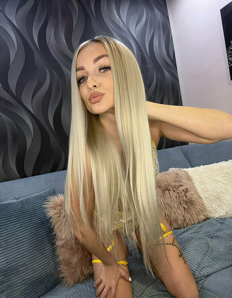 hotblondesarah 独占モデル 写真