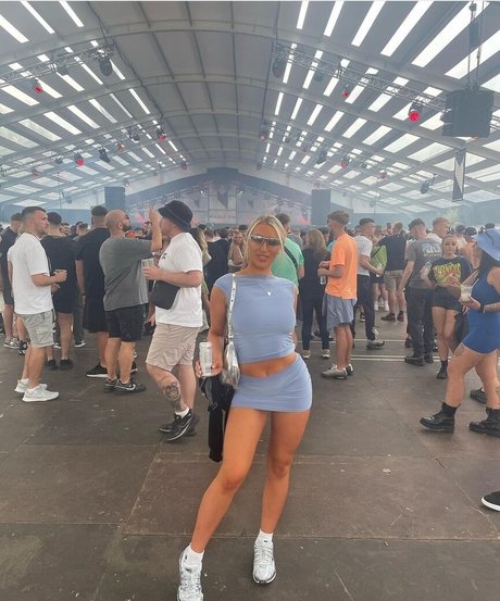 曲線美のブロンドオンリーファンズ 美しい ギャラリー