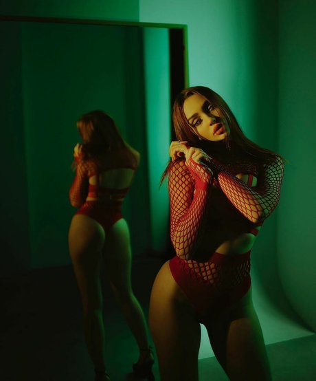 マッサージセラピストオンリーファンズ アートヌード アーカイブ