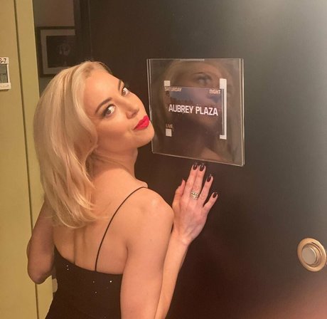 オイルを塗った巨乳オンリーファンズ ホットセクシー 写真