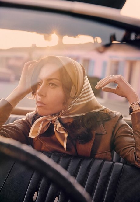 金髪の筋肉オンリーファンズ ホットセクシー 画像