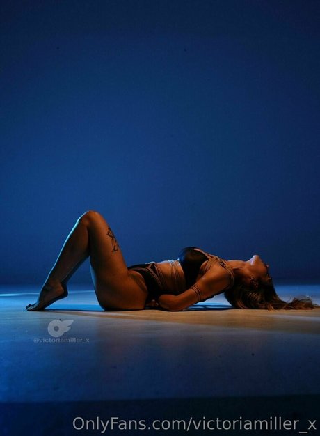 victoriamiller x ポルノ女優 写真