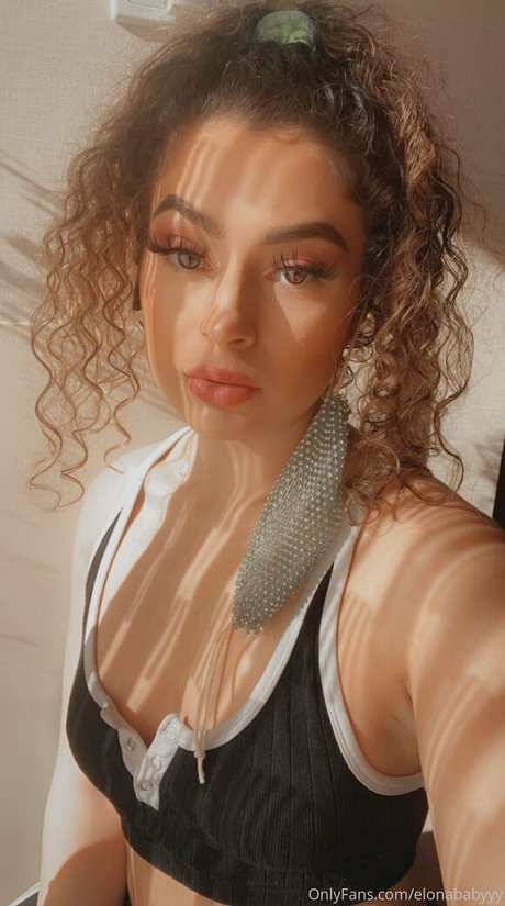 elonababyy 裸のモデル 写真