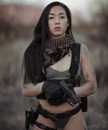 Girls With Guns ポルノ女優 写真