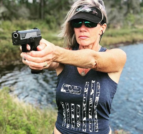 Girls With Guns 美しいモデル 写真