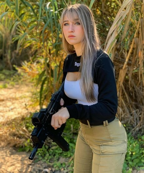 Girls With Guns ポルノ女優 画像