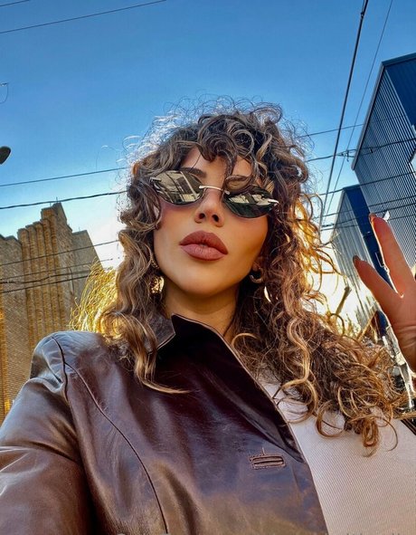 Abroadwithmila アート女優 画像