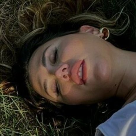 Abroadwithmila 裸の女優 写真