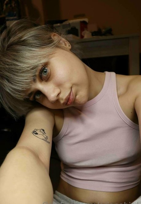 かわいいアナルオンリーファンズ 無料 写真