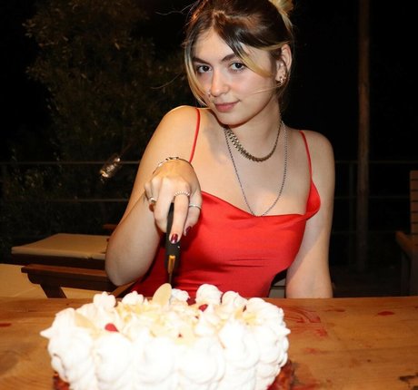 Ayca Tilki エロティック女優 画像