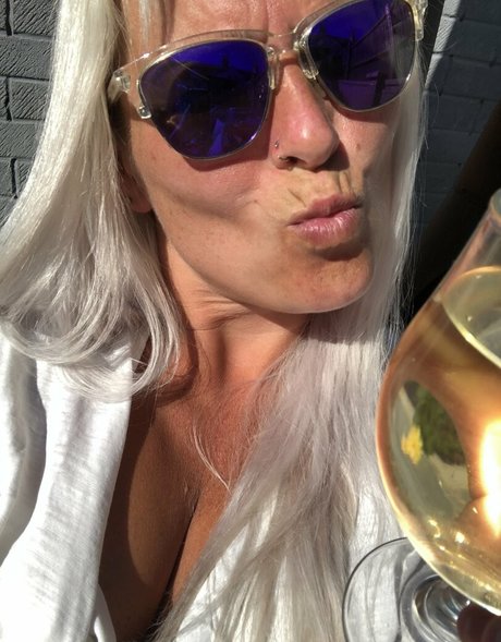 お尻を広げるオンリーファンズ ホットセックス 写真