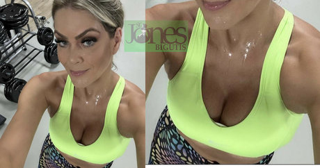 小さいチンポのシーメールオンリーファンズ セクシー裸 画像