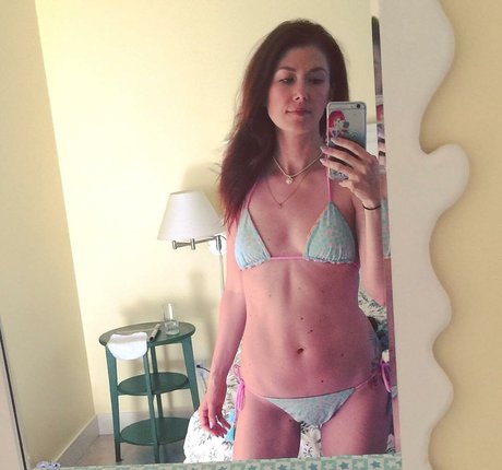 キティ・ウェット・オンリーファンズ 無料エロ 写真