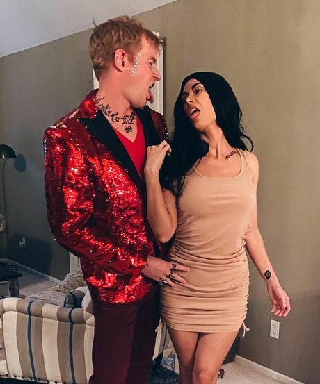 ティックトックスター オンリーファンズ セクシーヌード 写真