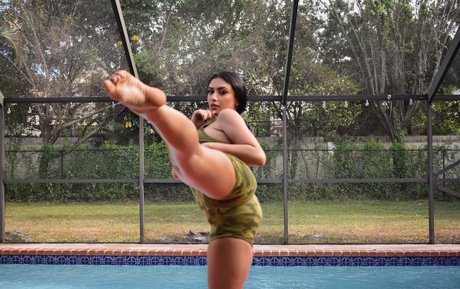 陸軍の熟女オンリーファンズ 美しいヌード 写真