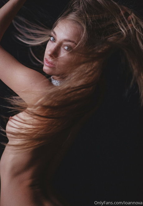 ioannova 裸のスター 写真