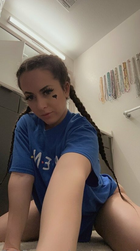 Courtney Sanderson 裸モデル 写真