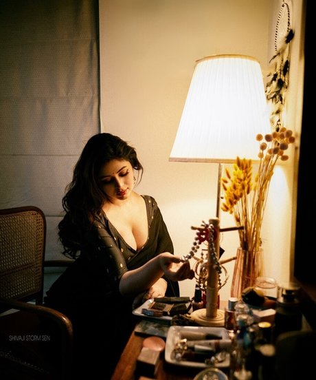 Shivaji Storm Sen アダルト女優 写真