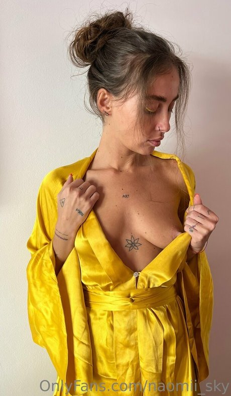 cutienaomi 裸のスター 写真