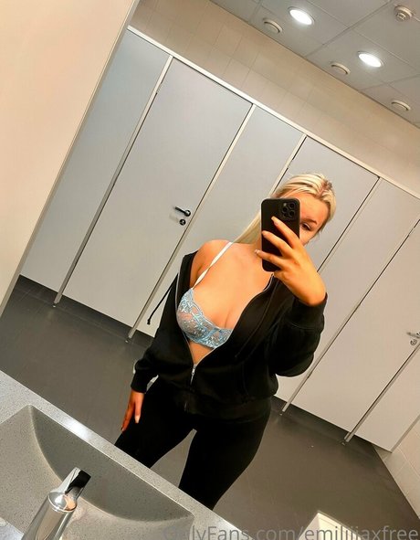 emiliiiaxfree セックスモデル 写真