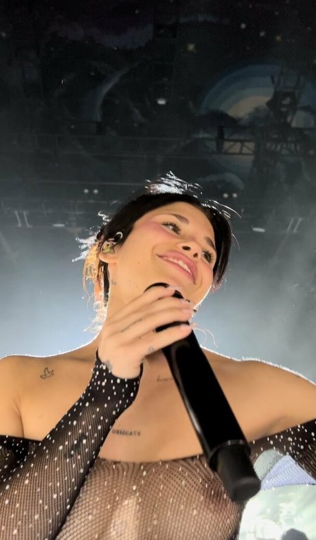 Nessa Barrett エロティックなスター ギャラリー