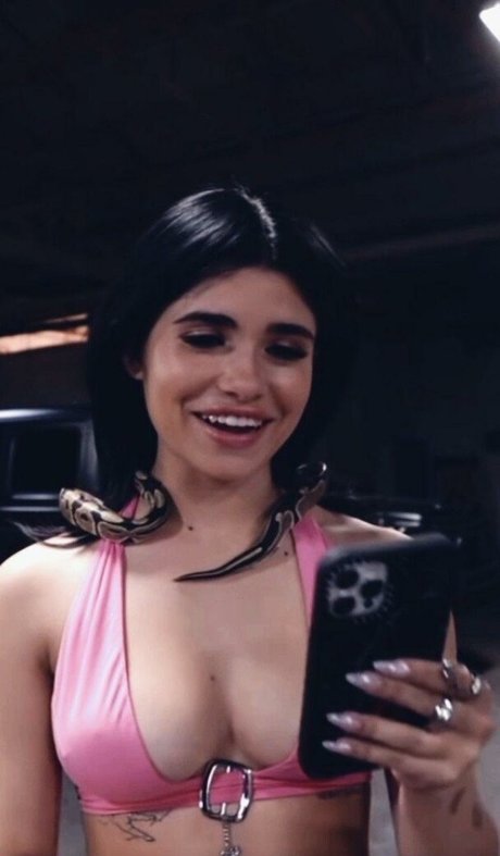 Nessa Barrett モデル 画像