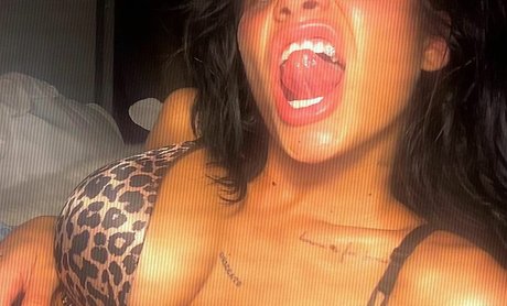 Nessa Barrett 高品質女優 写真