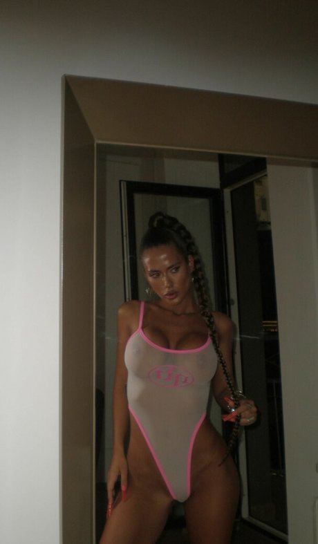 フィットネス熟女オンリーファンズ アート裸 画像