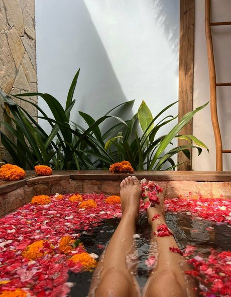 曲線美のランジェリーオンリーファンズ セクシーヌード 写真