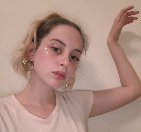 Mica Tenenbaum 裸のスター 写真