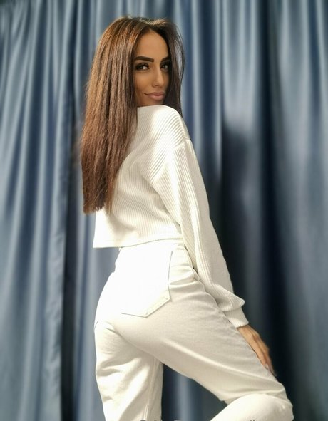 チンコを持つ女たち オンリーファンズ セクシーヌード 写真