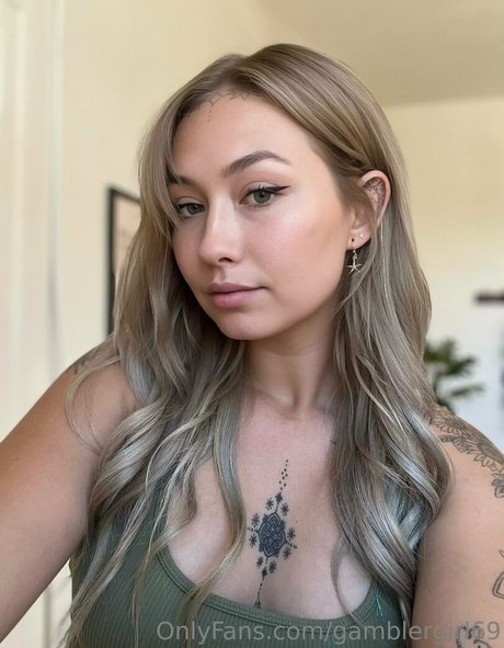 乳首 オンリーファンズ トップ 画像