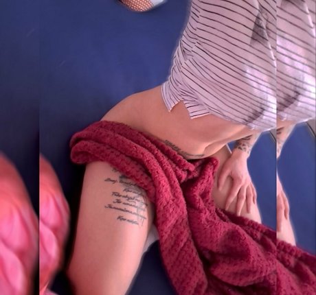 alittlebitpsycho98 ポルノスター ヌード 画像