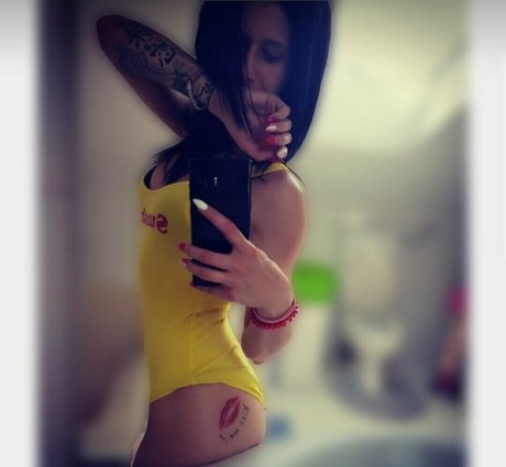 尖ったおっぱいオンリーファンズ 無料ポルノ 写真