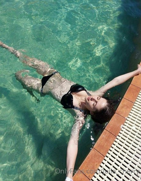 お尻を広げるオンリーファンズ 無料アダルト 画像