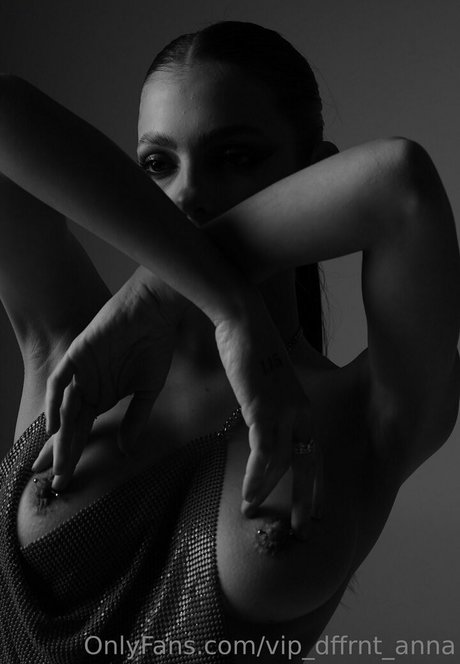 dffrnt anna アートスター 写真