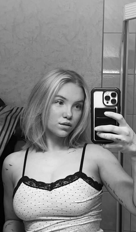 Erikalindgr3n アート女優 画像