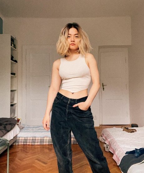 Anne Whisper アート女優 写真