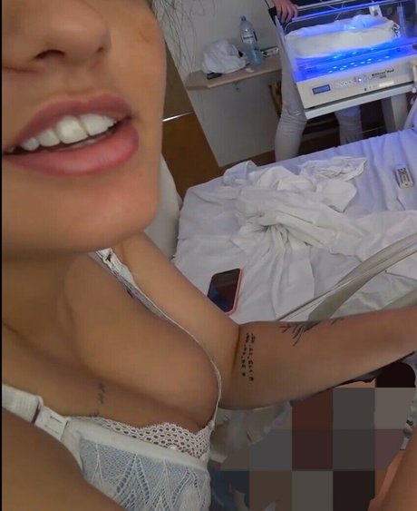 小さいチンポのシーメールオンリーファンズ アート裸 写真