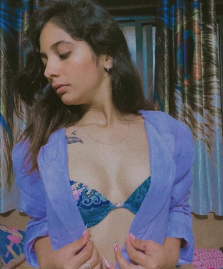 弁護士オンリーファンズ セクシーヌード 写真