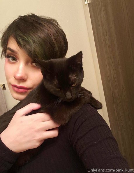 pink kunt アート女優 写真