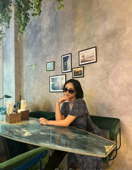 柔軟なティーンオンリーファン HD 画像