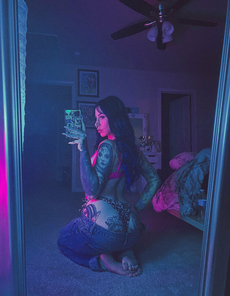 ルビーオンリーファン 裸 写真