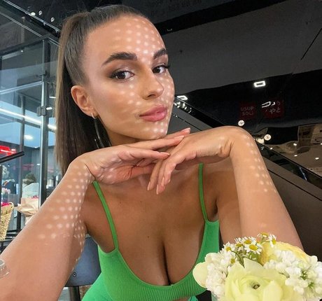 Irina Repei ホットなモデル 写真