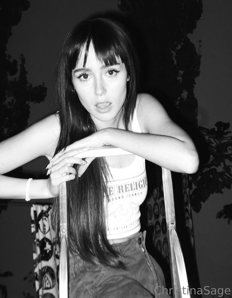 ぽっちゃりブルネットオンリーファンズ ヌード 写真